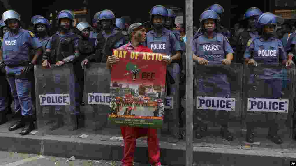 La police garde l'entrée le cour de Justice de Pretoria, en Afrique du Sud, le 2 novembre 2016.