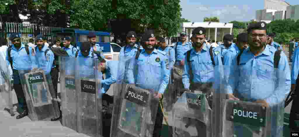  پارلیمنٹ ہاؤس کے باہر پولیس کی بھاری نفری بھی موجود ہے۔