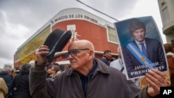 Simpatizantes del presidente de Argentina, Javier Milei, llegan al estadio para la presentación del libro ”Capitalismo, socialismo y la trampa neoclásica” en Buenos Aires, Argentina, el miércoles 22 de mayo de 2024.