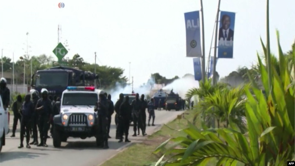 Les agents de l’ordre se déploient pour stopper la progression des manifestants en direction du siège de la Commission électorale nationale autonome et permanente, à Libreville, 31 août 2016.