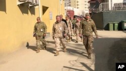 El general de la Infantería de Marina de EE.UU. Frank McKenzie (centro) máximo comandante estadounidenese para el Medio Oriente, hace una visita no anuncia el viernes, 31 de enero de 2020 a Kabul, Afganistán.