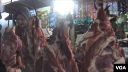 Pemerintah didesak untuk menambah impor daging sapi paling lambat minggu terakhir bulan Juli untuk menjaga pasokan dan kestabilan harga di pasaran (foto: VOA/R. Teja Wulan).