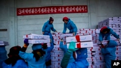 지난해 11월 라선 경제 특구 수산시장에서 북한 노동자들이 중국행 화물 트럭에 물건을 싣고 있다.