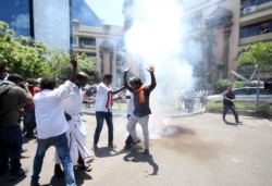 Afiliados del partido Dravida Munnetra Kashagam (DMK) celebran con petardos una temprana ventaja para el partido en las elecciones para la asamblea en el estado de Tamil Nadu, en Chennai, India, el domingo 2 de mayo de 2021.