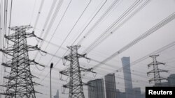 北京商業中心區旁的輸電塔。 （2021年9月28日）