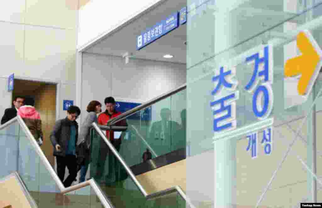 북한이 개성공단 출경을 불허한 3일 오전 경의선 남북출입사무소가 분주한 모습을 보이고 있다.