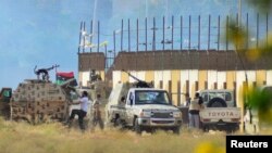 Para tentara Libya pendukung Jenderal Khalifa Haftar siaga di Benghazi, Libya timur (2/6).