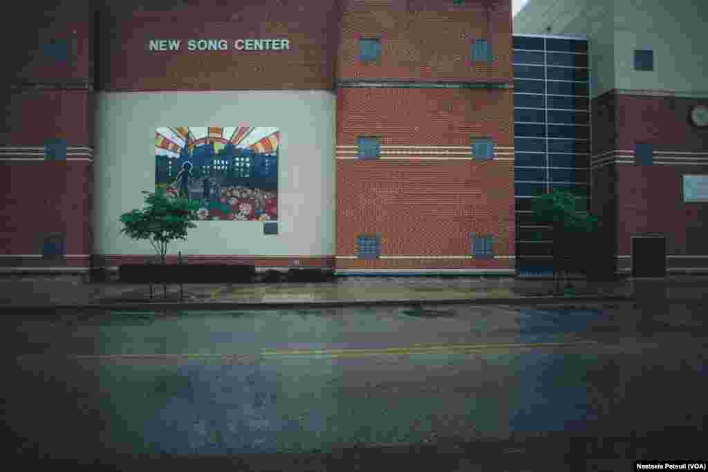 Le New Song Center est un centre qui a ouvert il y a quelques années pour permettre aux enfants du quartier d'avoir des activités extra-scolaires. Baltimore, le 6 mai 2016. (VOA/ Nastasia Peteuil)