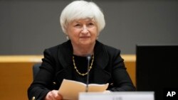 Menteri Keuangan AS Janet Yellen bersiap untuk berbicara dalam pertemuan antara menteri keuangan kelompok Eurogroup di Brussels pada 12 Juli 2021. Ia telah memperingati kongres AS bahwa pemerintah akan mengalami gagal bayar jika pagu utang tidak dinaikan. (Foto: AP/Virginia Mayo)