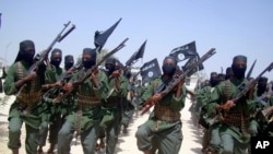 Les combattants d'Al Shabaab défilent avec leurs armes lors d'exercices militaires à la périphérie de Mogadiscio, en Somalie, le 17 février 2011.