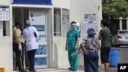 En el exterior de un hospital de Managua, Nicaragua, las personas se protegen ante la amenaza del coronavirus, aunque el gobierno de Daniel Ortega no ha impuesto medidas para contener la pandemia en el país.