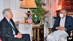 Direktor CIA William Burns tokom sastanka sa glavnokomandujućim pakistanske vojske generalom Kamarom Džavadom Bađvom, u Ravalpindi, Pakistan, 9. septembra 2021.