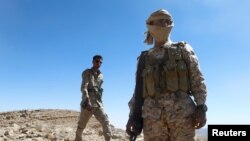 Les soldats yéménites sur la ligne de front des combats avec les Houthis dans la région de Nihem près de Sanaa, au Yémen, le 27 janvier 2018.