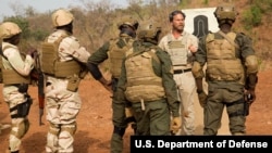 Des soldats américains entrainent des militaires nigériens au Burkina Faso, le 21 février 2019.