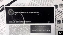 La divulgación del FBI a las universidades estadounidenses sobre la amenaza del espionaje económico incluye este folleto que advierte específicamente sobre los esfuerzos de China para robar investigación académica.