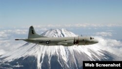 美國海軍網站發布的一架獵戶座偵察機（P-3C Orion）在日本 富士山上空 飛過的景象。
