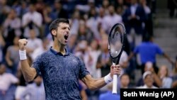Novak Đoković slavi pobedu u polufinalu Ju Es Opena nad Keijem Nišikorijem (Foto: AP/Seth Wenig)