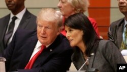 美国总统川普和美国驻联合国大使黑利在联合国总部(2017年9月18日)