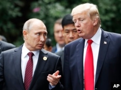 Arhiva - Predsednik SAD Donald Tramp i ruski predsednik Vladimir Putin razgovaraju tokom foto sesije na samtipu APEC-a u Danangu, Vietnam.