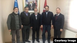 Muxolifat vakili Namoz Normo'min (markazda) O'zbekistonning Turkiyadagi elchixonasida, 28-fevral, 2018-yil.