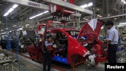 Pembuatan mobil Chevrolet di pabrik General Motors di Talegaon, sekitar 118 kilometer dari Mumbai. (Reuters/Danish Siddiqui)