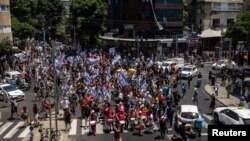 Israelíes protestan en Tel Aviv contra el gobierno del primer ministro Benjamín Netanyahu y demandan la liberación de los rehenes mantenidos por Hamás en la Franja de Gaza, el 6 de julio de 2024.