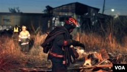 Los bomberos revisan los escombros del depósito abandonado donde se produjo el incendio en Nueva Orleans.