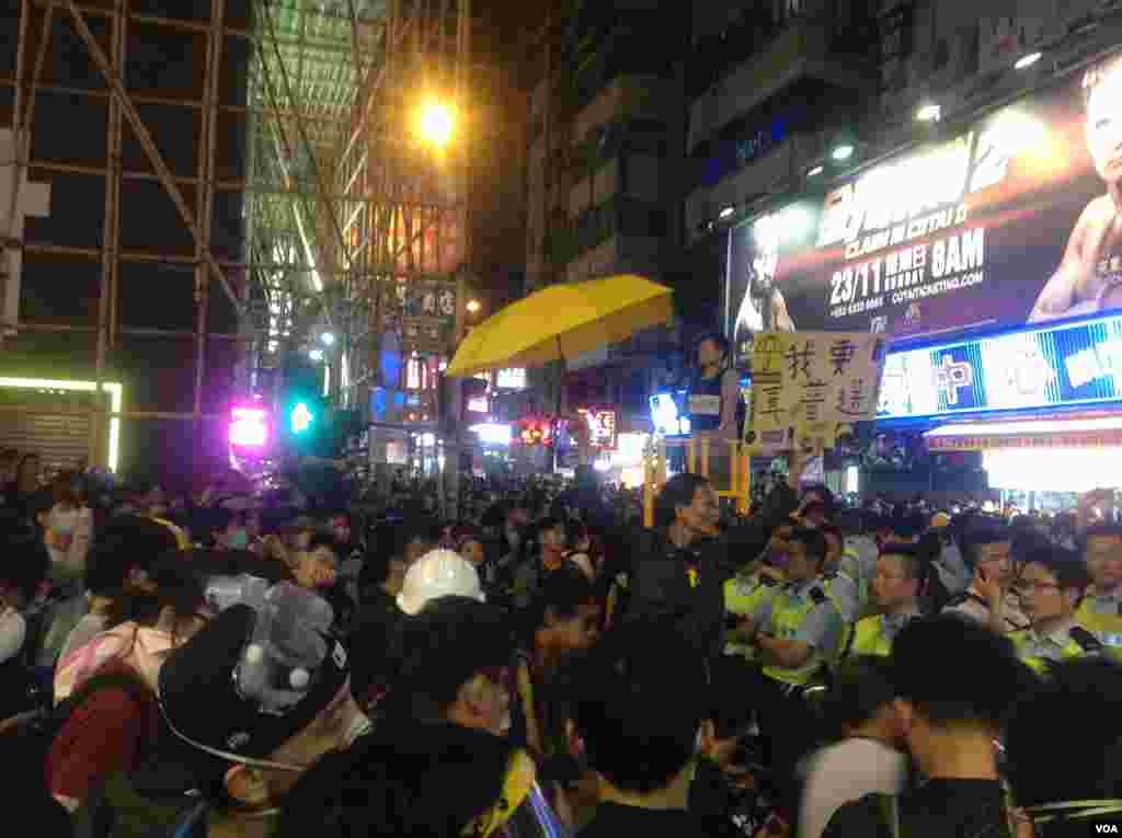 數以百計的香港市民在旺角佔領區星期二、三被清場之後,週三晚開始聚集在旺角銀行中心附近的路段。(美國之音海彥攝)