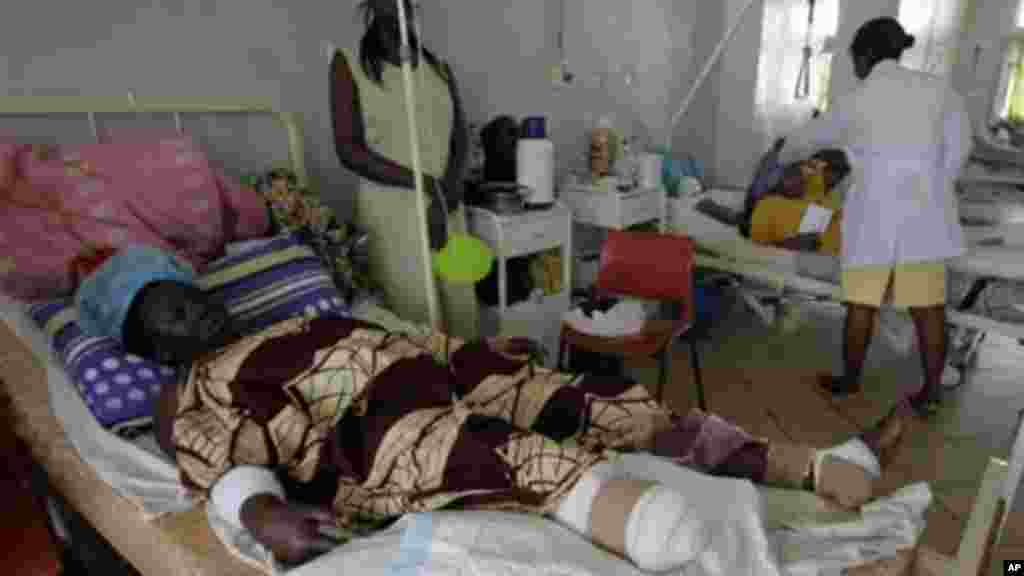 Ana yiwa wani magani a raunin da yaji sandiyar fashewar bom., Mayu 21, 2014.