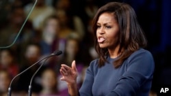 Ibu negara AS Michelle Obama berbicara pada acara kampanye Hillary Clinton di Manchester, New Hampshire, Kamis (13/10). 