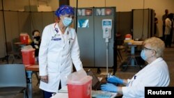 Trabajadores de la salud en la Florida se preparan para recibir dosis de la vacuna de Pfizer contra COVID-19 el 14 de diciembre de 2020.