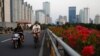 Seorang pria bermasker mengayuh sepeda melalui jalan utama saat pelonggaran PPKM di tengah pandemi COVID-19, di Jakarta, 28 Juli 2021. (Foto: REUTERS/Willy Kurniawan)