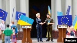 Миниатюрные фигурки председателя Еврокомиссии и президента Украины в тематическом парке «Мини-Европа» в Брюсселе.