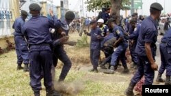 Des policiers congolais et des partisans de l'opposant Etienne Tshisekedi se sont affrontés à Kinshasa, RDC, le 27 juillet 2016.