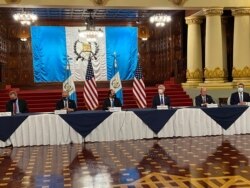 Senadores estadounidenses reunidos con el canciller de Guatemala, Pedro Brolo, en Ciudad de Guatemala. Foto Eugenia Sagastume, VOA.
