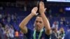 A Athènes, Djorkaeff fait jouer des enfants réfugiés au foot