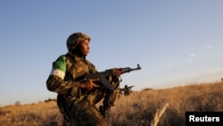Nesta imagem de arquivo, militar moçambicano em exercícios regionais, no Centro de Treino Lohatla, na África do Sul, 2015.