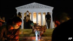Ciudadanos se congregaron frente a la Corte Suprema tras anunciarse el fallecimiento de la magistrada Ruth Bader Ginsburg, considerada un ícono del feminismo y la lucha por la equidad.