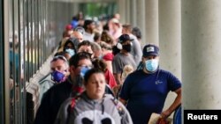 Cientos de personas hacen fila afuera de una oficina de solicitud de asistencia a desempleados en la ciudad de Frankfort, Kentucky, Estados Unidos. [Foto de Archivo Junio 18, 2020]