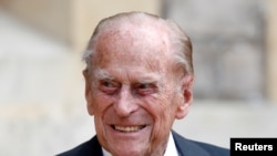 ARCHIVO - El príncipe Felipe de Gran Bretaña participa en el traslado del coronel en jefe de los rifles en el Castillo de Windsor en Gran Bretaña el 22 de julio de 2020.