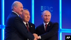 Rossiya, Qozog'iston va Belarus rahbarlari 29-may kuni Ostonada Yevrosiyo iqtisodiy ittifoqi tuzilganini rasman e'lon qildi. Unga Qirg'iziston ham qo'shilishi kutilmoqda.