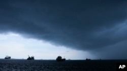 ARCHIVO - Una tormenta asoma en el horizonte de la bahía del Canal de Panamá el 4 de septiembre de 2023 en medio de una prolongada sequía que redujo el caudal del canal y obligó a reducir drásticamente el tránsito marítmo afectando el comercio mundial.