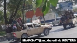 Miembros del Talibán recorren las calles de Kabul el 16 de agosto de 2021. Foto tomada de Snapchat divulada por Reuters.