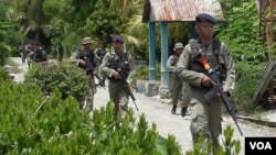 Pasukan Brimob yang dilibatkan dalam operasi Tinombala 2016, saat mengamankan lokasi jatuhnya Helikopter TNI AD di Poso Pesisir, Kabupaten Poso (Foto: Yoanes Litha/VOA)