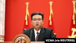 김정은 북한 국무위원장이 10일 평양에서 노동당 창건 76주년 기념 연설을 하는 모습이라며 다음날(11일) 조선중앙통신이 공개한 장면.