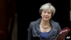 Le Premier ministre Theresa May devant le 10 Downing Street à Londres, le 11 octobre 2017.