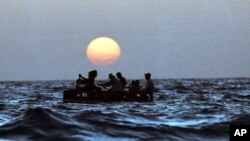 Muchos cubanos siguen lanzándose al mar en precarias embarcaciones con el fin de llegar a Estados Unidos.
