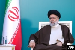 Presiden Iran Ebrahim Raisi selama pertemuan dengan mitranya dari Azerbaijan menjelang upacara peresmian Qiz Qalasi, bendungan ketiga yang dibangun bersama oleh Iran dan Azerbaijan di Sungai Aras. (Foto: AFP)