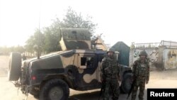 Tentara Afghanistan berjaga di dekat lokasi ledakan di Kabul, Afghanistan, 15 Juli 2018.