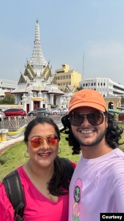 អ្នកស្រី Kumkum Sharma និង​ស្វាមី គឺ​លោកVinayak Gawankar ថត​នៅ​ទីក្រុង​បាងកក ប្រទេស​ថៃ។ (រូបថត៖ Courtesy of Kumkum Sharma)